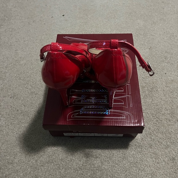 Red heel - Picture 3 of 3